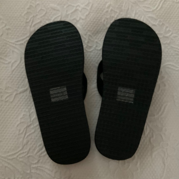 Yellow Box Benji black size 8.5 flip flops - Picture 2 of 4